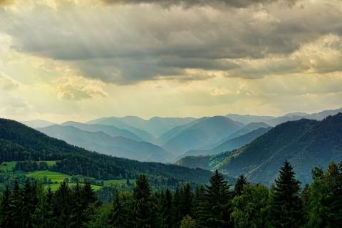 An image of a mountain range